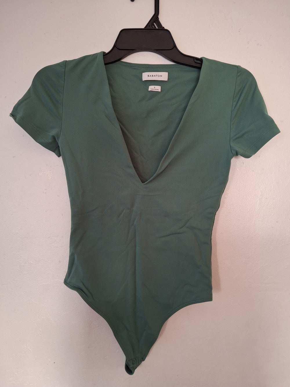 Babaton Green V-Neck Short Sleeve Bodysuit Size S.